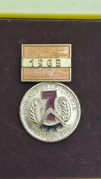DDR Original Für ausgezeichnete Leistungen med urkunde