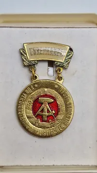 DDR Original Für ausgezeichnete Leistungen med urkunde