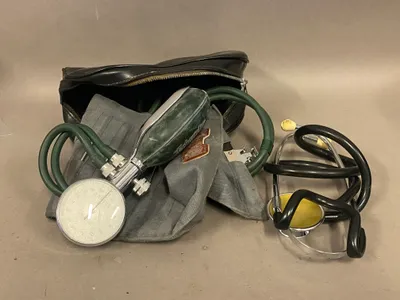Ældre blodtryksmåler og stetoskop