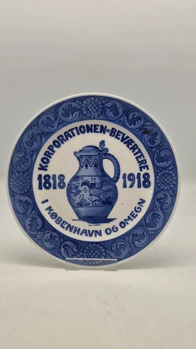Original erindringsplade fra Royal Copenhagen, der blev udgivet i 1918 i anledning af 100-års jubilæet for Korporationen af Beværtere i København og Omegn