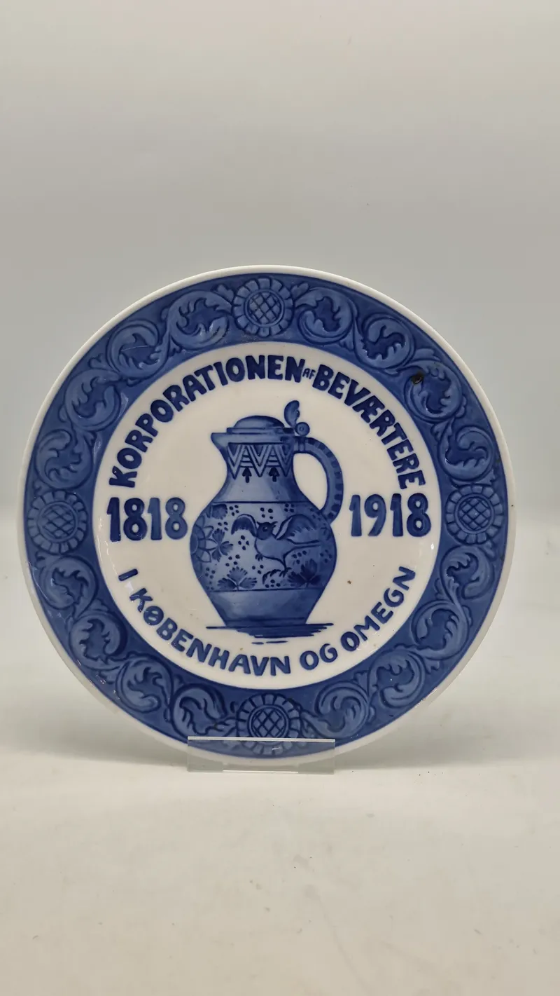 Original erindringsplade fra Royal Copenhagen, der blev udgivet i 1918 i anledning af 100-års jubilæet for Korporationen af Beværtere i København og Omegn