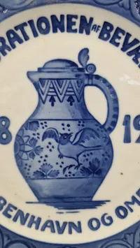 Original erindringsplade fra Royal Copenhagen, der blev udgivet i 1918 i anledning af 100-års jubilæet for Korporationen af Beværtere i København og Omegn
