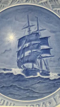Original Royal Copenhagen juleplatte fra 1924. Platten er designet af Christian Benjamin-Olsen og har titlen "Tomastet skonnert på havet julenat"