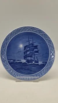 Original Royal Copenhagen juleplatte fra 1924. Platten er designet af Christian Benjamin-Olsen og har titlen "Tomastet skonnert på havet julenat"