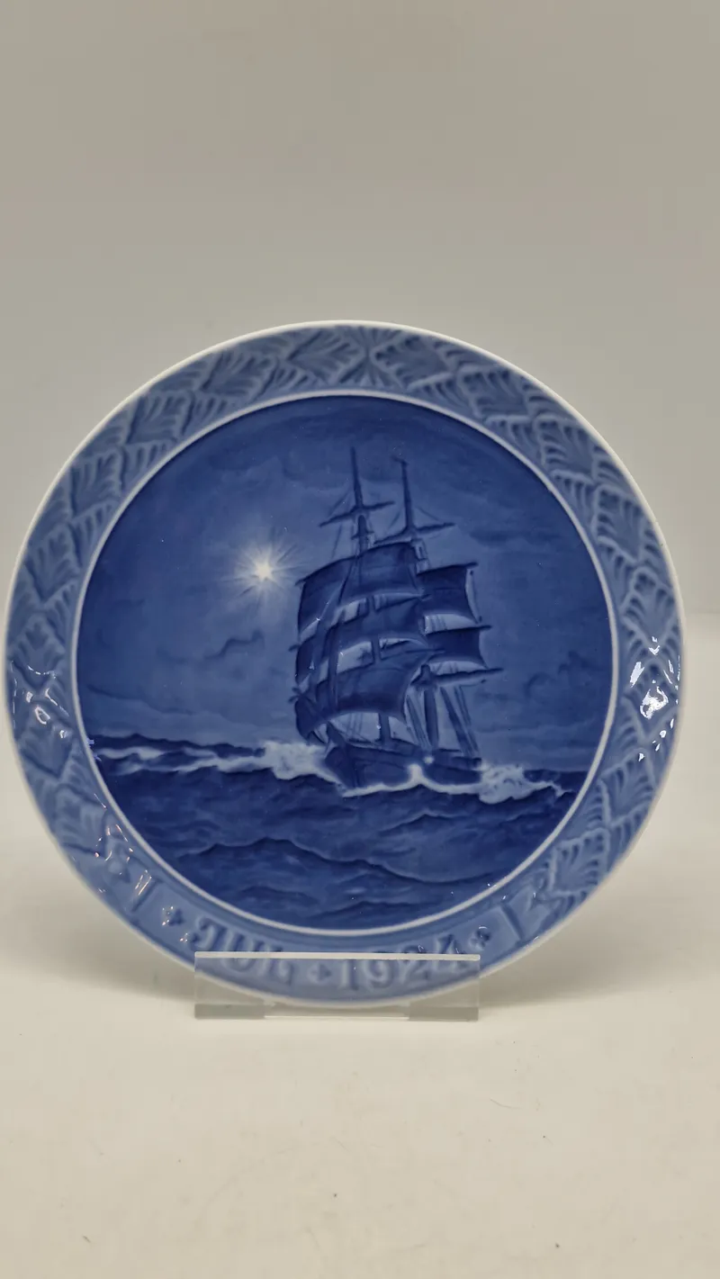 Original Royal Copenhagen juleplatte fra 1924. Platten er designet af Christian Benjamin-Olsen og har titlen "Tomastet skonnert på havet julenat"