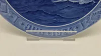 Original Royal Copenhagen juleplatte fra 1924. Platten er designet af Christian Benjamin-Olsen og har titlen "Tomastet skonnert på havet julenat"