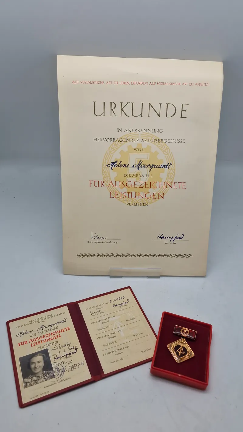 Original Aktivist der sozialistischen Arbeit, med urkunde samt id kort