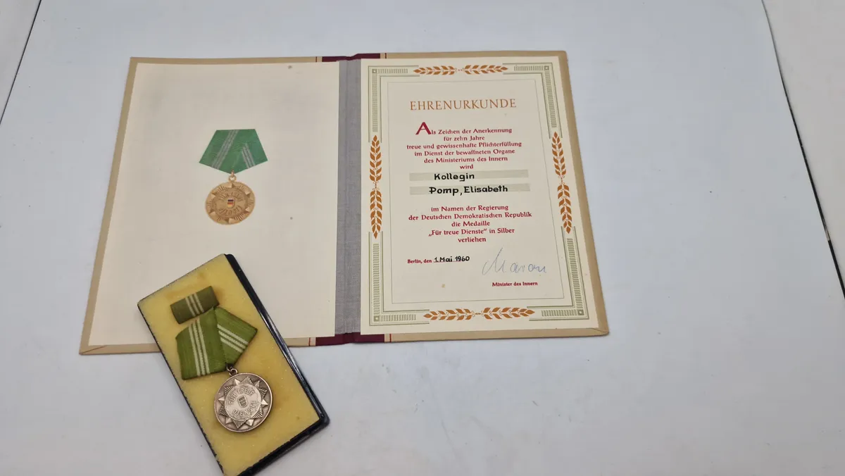 DDR Original Medalje for tro tjeneste i Nationale Volksarmee" (National Folkearmé) samt urkunde