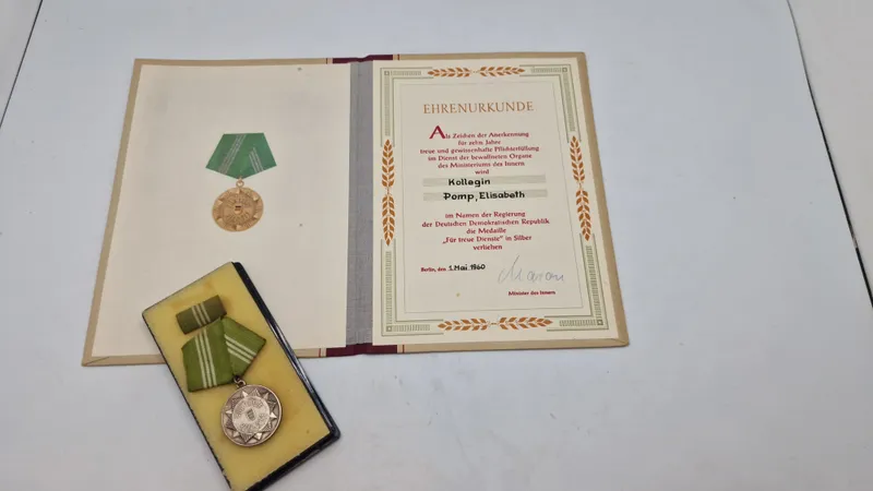 DDR Original Medalje for tro tjeneste i Nationale Volksarmee" (National Folkearmé) samt urkunde