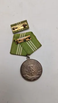 DDR Original Medalje for tro tjeneste i Nationale Volksarmee" (National Folkearmé) samt urkunde