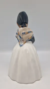 Original porcelænsfigur fra Royal Copenhagen, der forestiller en pige i amagerdragt, kendt som "Amagerpige"