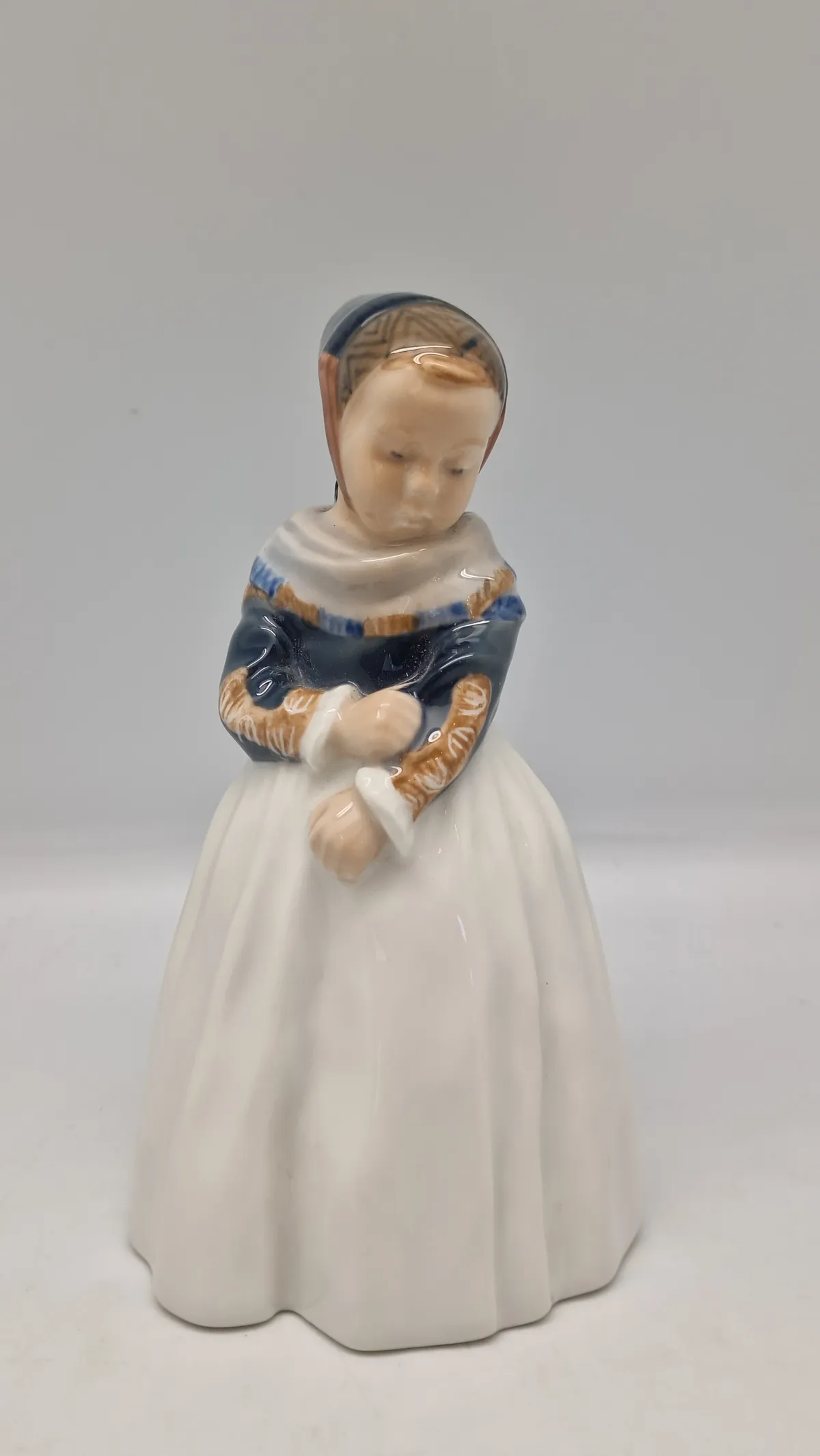 Original porcelænsfigur fra Royal Copenhagen, der forestiller en pige i amagerdragt, kendt som "Amagerpige"