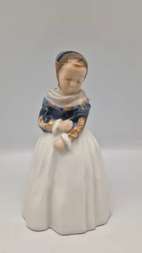 Original porcelænsfigur fra Royal Copenhagen, der forestiller en pige i amagerdragt, kendt som "Amagerpige"