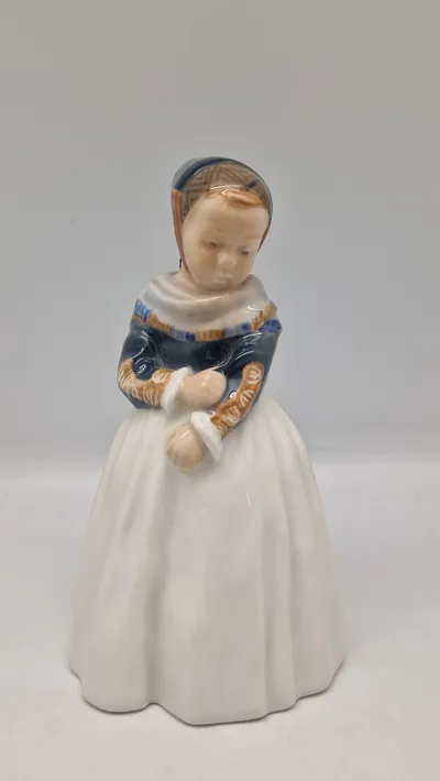 Original porcelænsfigur fra Royal Copenhagen, der forestiller en pige i amagerdragt, kendt som "Amagerpige"