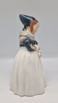 Original porcelænsfigur fra Royal Copenhagen, der forestiller en pige i amagerdragt, kendt som "Amagerpige"