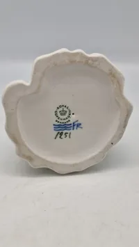 Original porcelænsfigur fra Royal Copenhagen, der forestiller en pige i amagerdragt, kendt som "Amagerpige"