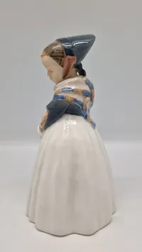 Original porcelænsfigur fra Royal Copenhagen, der forestiller en pige i amagerdragt, kendt som "Amagerpige"