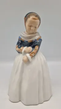 Original porcelænsfigur fra Royal Copenhagen, der forestiller en pige i amagerdragt, kendt som "Amagerpige"