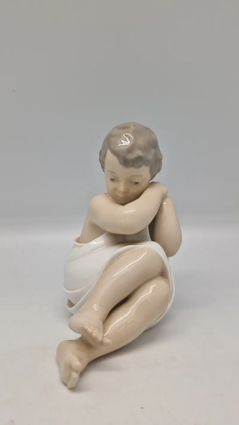Original "Rosebud" figur fra Royal Copenhagen med modelnummeret 3009