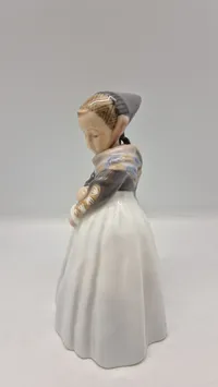 "Amagerpige" fra Royal Copenhagen, designet af Carl Martin-Hansen
