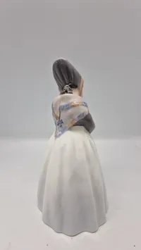 "Amagerpige" fra Royal Copenhagen, designet af Carl Martin-Hansen