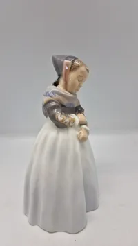 "Amagerpige" fra Royal Copenhagen, designet af Carl Martin-Hansen