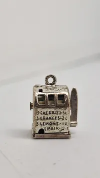 Vedhæng af 925 sterlingsølv, forstillende spillemaskine