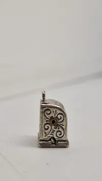 Vedhæng af 925 sterlingsølv, forstillende spillemaskine
