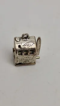Vedhæng af 925 sterlingsølv, forstillende spillemaskine