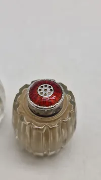 Salt og pepper sæt, Meka med låg af 925 sterlingsølv belagt med emalje