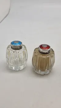 Salt og pepper sæt, Meka med låg af 925 sterlingsølv belagt med emalje