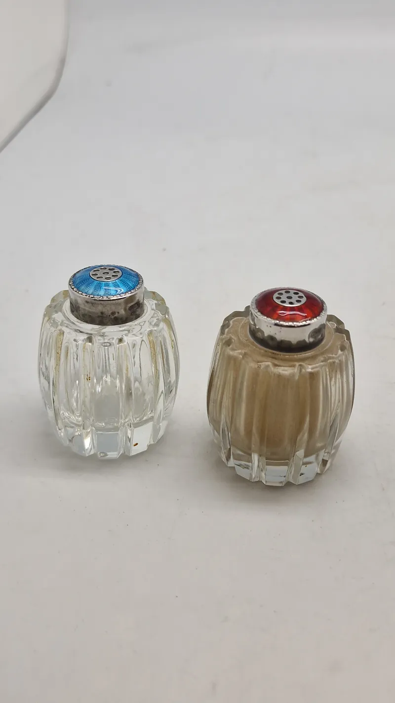Salt og pepper sæt, Meka med låg af 925 sterlingsølv belagt med emalje
