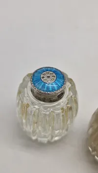 Salt og pepper sæt, Meka med låg af 925 sterlingsølv belagt med emalje
