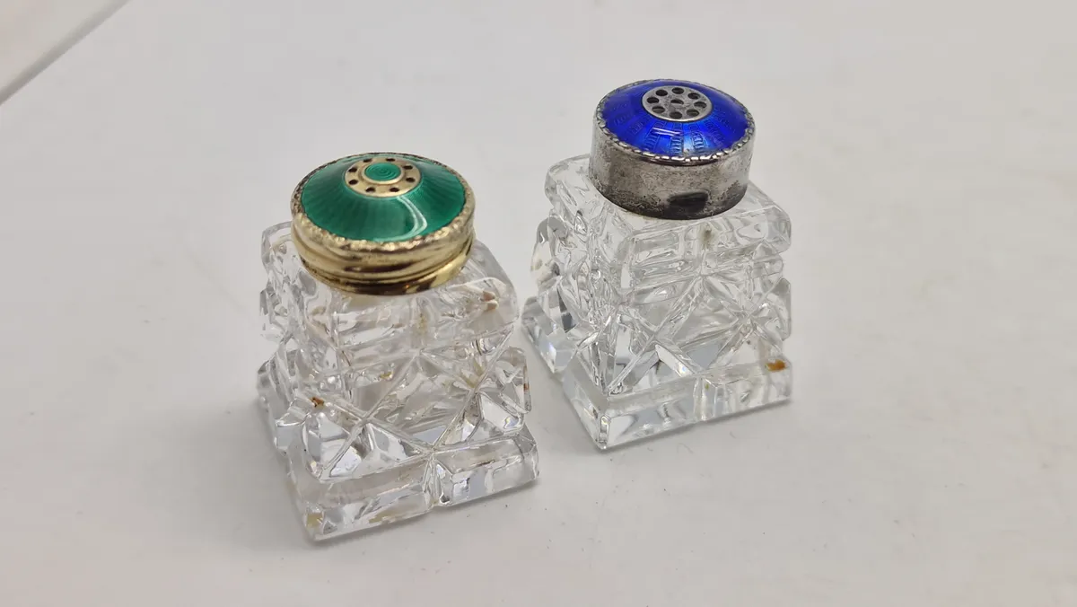 Salt og pepper sæt, Meka, og Norge  med låg af 925 sterlingsølv belagt med emalje