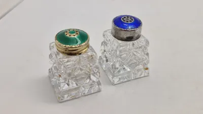 Salt og pepper sæt, Meka, og Norge  med låg af 925 sterlingsølv belagt med emalje