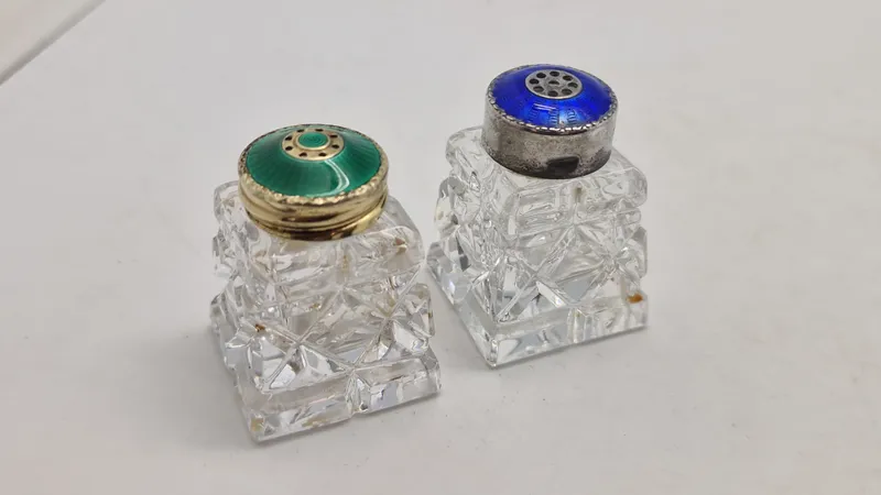 Salt og pepper sæt, Meka, og Norge  med låg af 925 sterlingsølv belagt med emalje