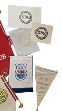 Samling originale bordbannere, KBU
