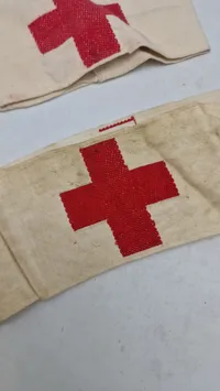 Samarit armbind og hjelmomslag