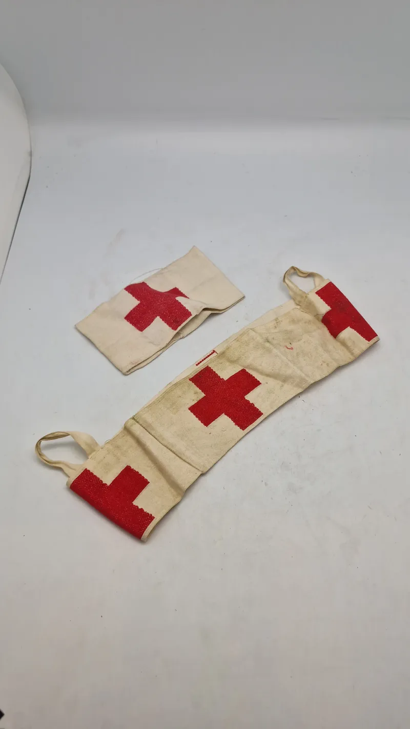Samarit armbind og hjelmomslag