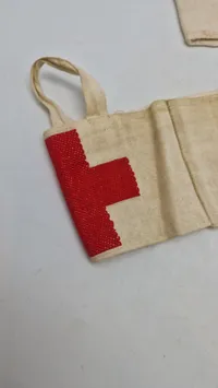Samarit armbind og hjelmomslag