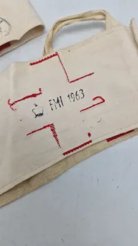 Samarit armbind og hjelmomslag