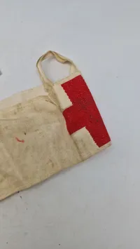 Samarit armbind og hjelmomslag