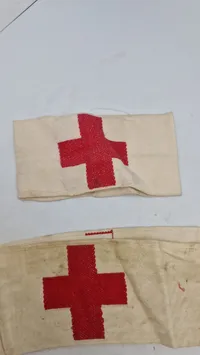 Samarit armbind og hjelmomslag
