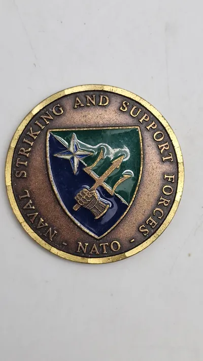 Original "challenge coin" fra Naval Striking and Support Forces NATO (STRIKFORNATO)
