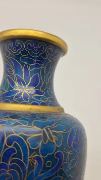 Kinesisk Cloisonne vase med fod