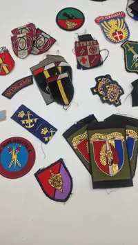 Samling originale militære mærker