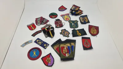 Samling originale militære mærker