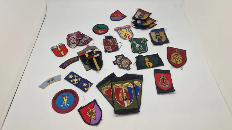 Samling originale militære mærker