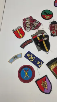 Samling originale militære mærker