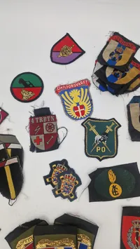 Samling originale militære mærker